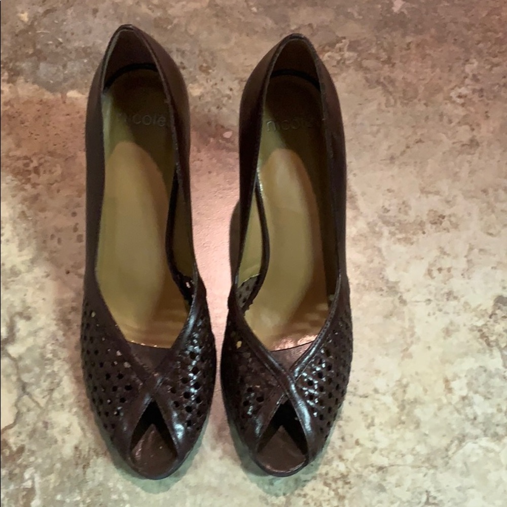 Peep toe brown pump